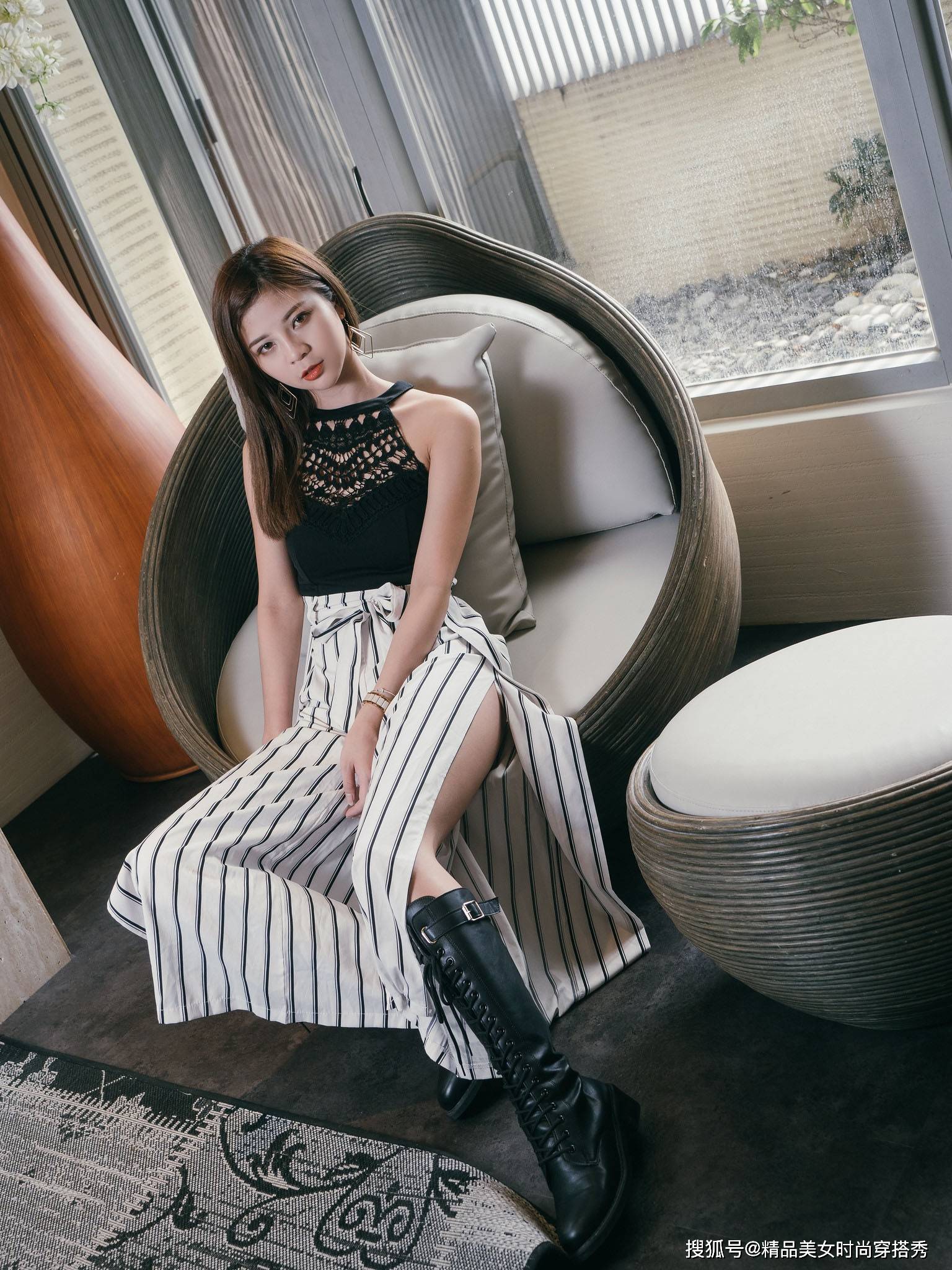 个性 黑色的无袖小衫下搭条纹的阔腿裤，潮范十足