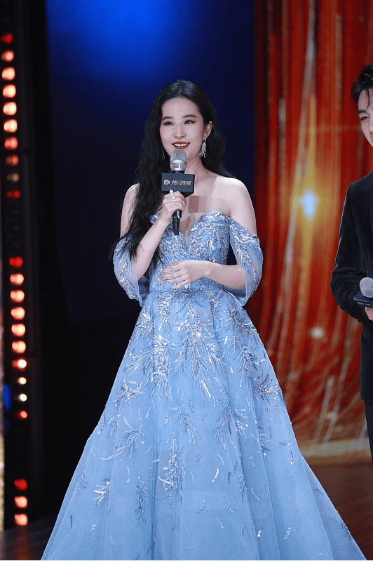 金色 生图下的刘亦菲看着有些疲惫,可穿拼色的裙子还很精致,挺美的