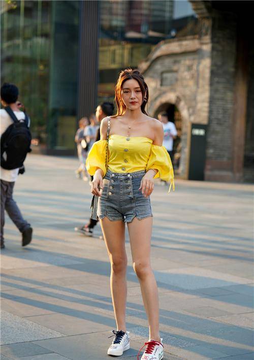 灯笼 街角火了一款左右不一样的鞋子叫“鸳鸯鞋”，妥妥的潮范女神来袭