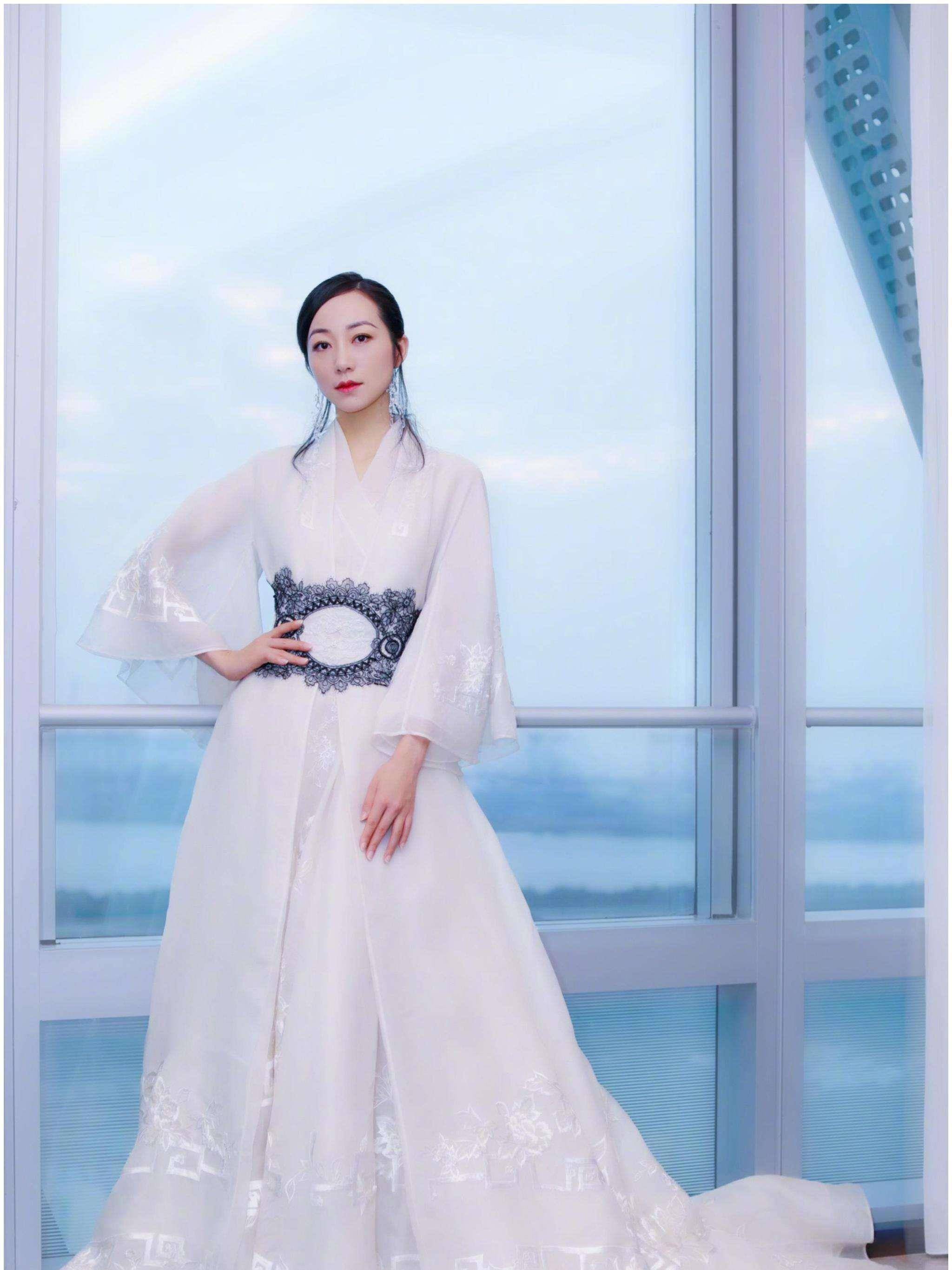 女神 韩雪更美了，穿一字肩白色修身长裙，踩“斑马纹”粗跟鞋优雅大气