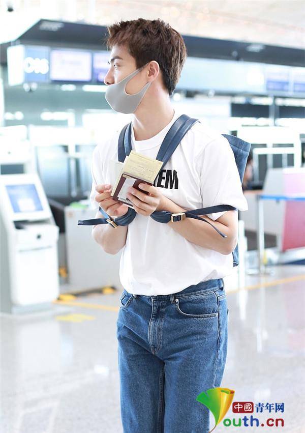 双肩包 马天宇穿白T配牛仔裤青春阳光似不受争议影响