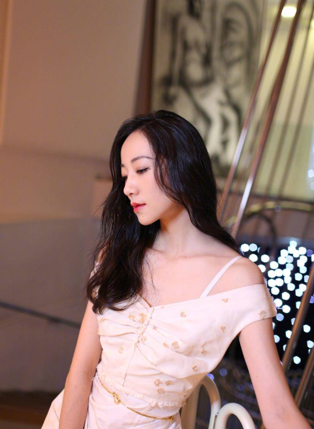 女神 韩雪更美了，穿一字肩白色修身长裙，踩“斑马纹”粗跟鞋优雅大气