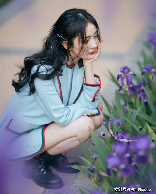 气息 杨幂时尚功底不一般！穿白衬衫系领带，用马丁靴完美秀腿长