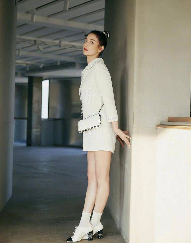宋佳 宋佳穿搭接地气，白色连衣裙简约优雅，造型干净清爽还抢眼