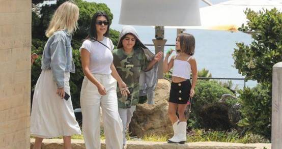 利器 考特尼·卡戴珊一身白堪称减龄利器，阔腿裤为身高“补拙”显气场