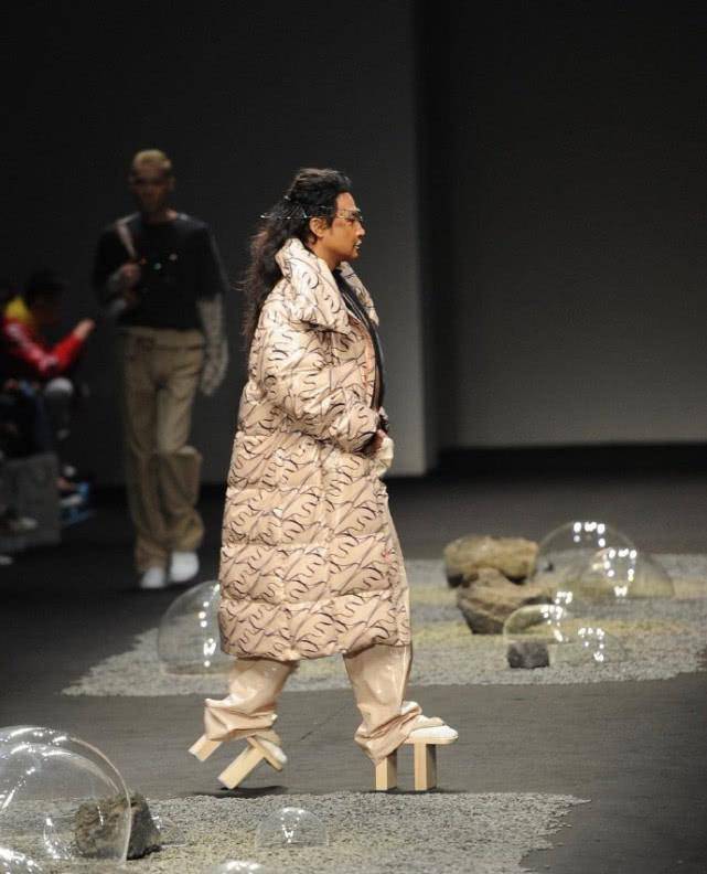 切换 陈志朋再登T台，切换两套原始风造型，穿羽绒服踩木靴够有气场！