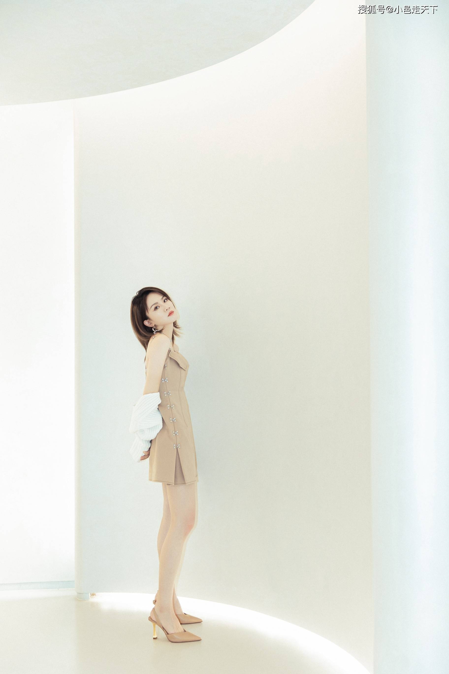 陈梓童抹胸连衣裙大长腿写真