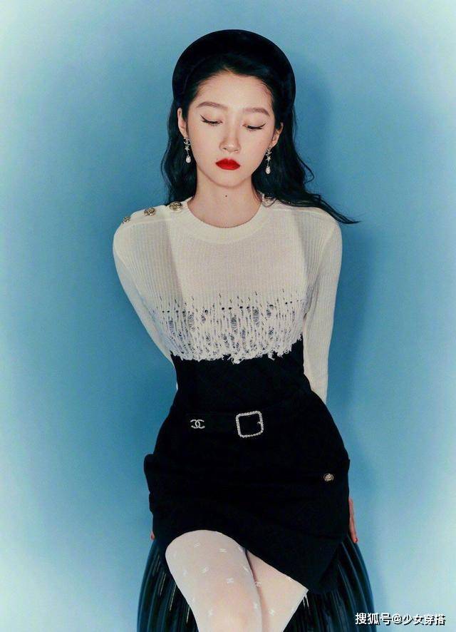 金色 关晓彤穿白丝袜不简单!搭小香风连衣裙既能扮可爱,又能装冷酷