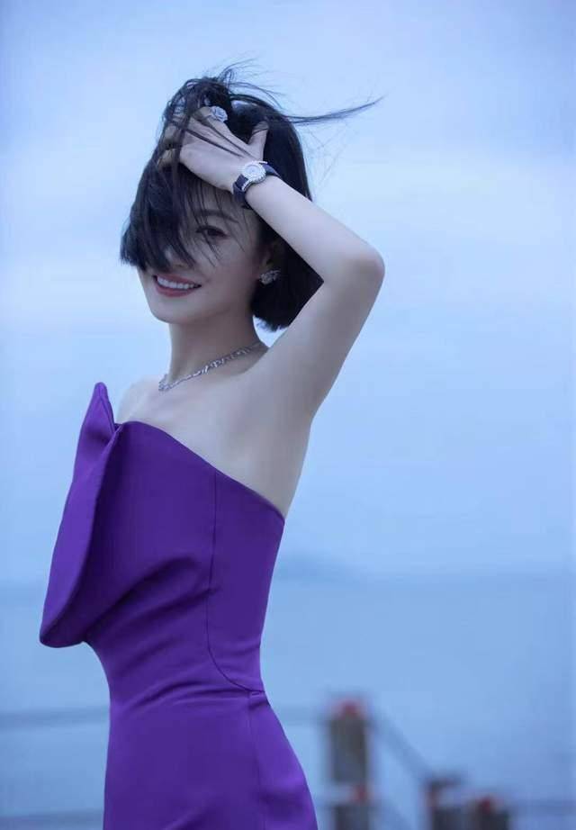 显得 谭卓穿出女人味！紫色长裙展现完美身材，明媚又温柔