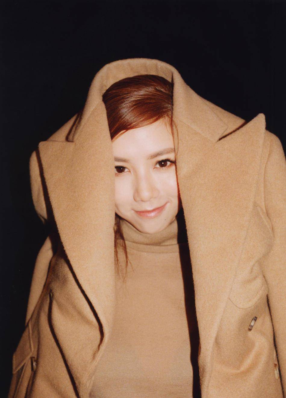 黑色 邓紫棋变身“半熟少女”，驼色穿搭高级又灵动，气质舒服