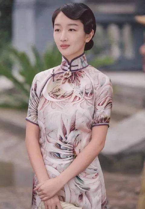 周冬雨 女星旗袍造型：唐嫣冷艳，周冬雨温婉，赵丽颖气质大变