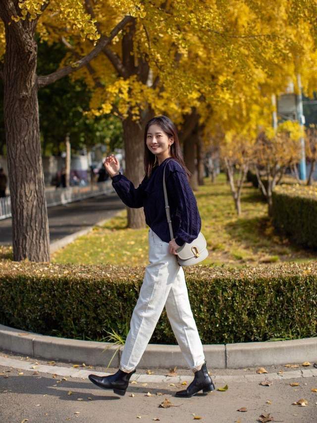 整体 秋冬怎么穿出优雅的气质感？碎花裙+紫色大衣，时髦又不失女人味