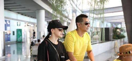 显得 赵文卓不愧是“最帅法海”，穿红T恤配黑中裤，尽显成熟硬汉身材