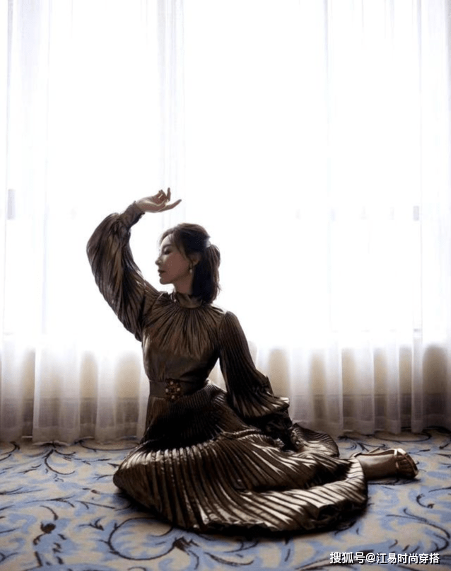 金色 陈数不愧是“气质女人”,穿一袭金色百褶裙,美得优雅高级