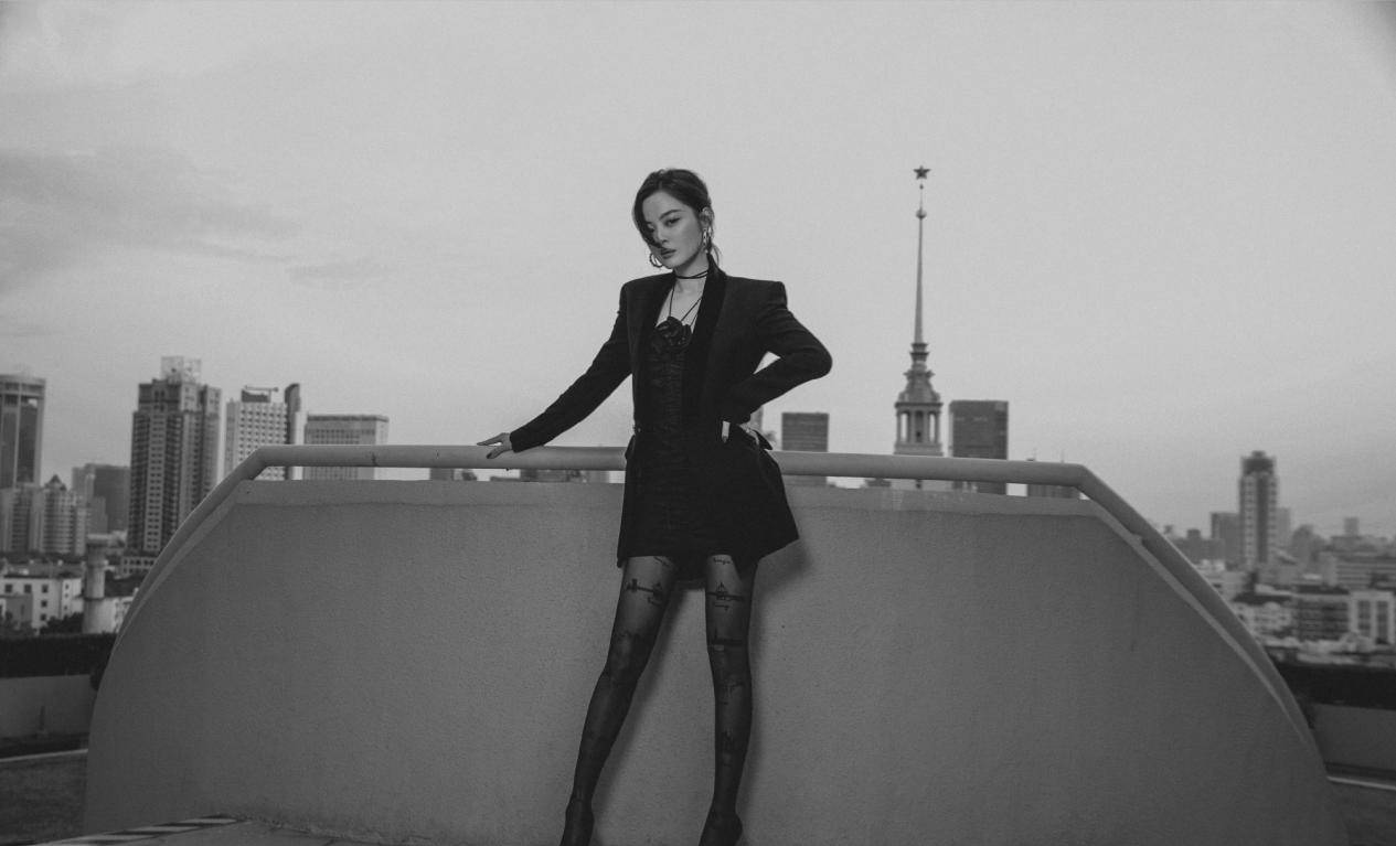 新造型 给辛芷蕾新造型打100分!穿西装搭挂脖裙和黑丝,当姑姑后变性感