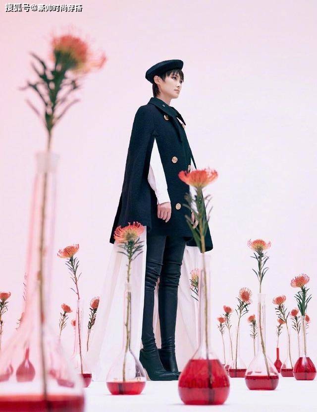 好身材 李宇春黑西服搭白衬衫，瞬间拥有直角肩，帅酷时尚感超强