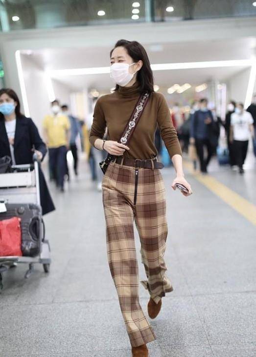 颜照来 刘亦菲与刘敏涛合照被比下去了，虽乖巧可人但气场却输了一大截