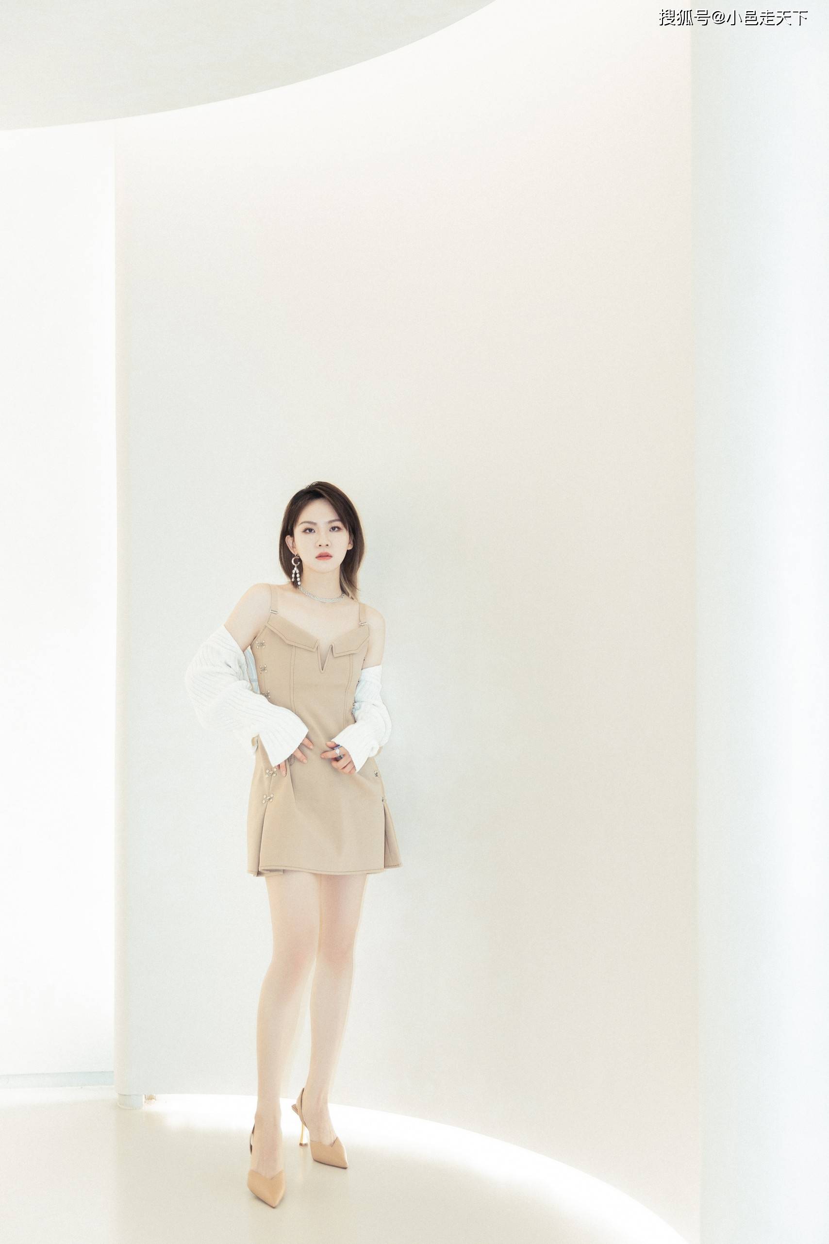 陈梓童抹胸连衣裙大长腿写真