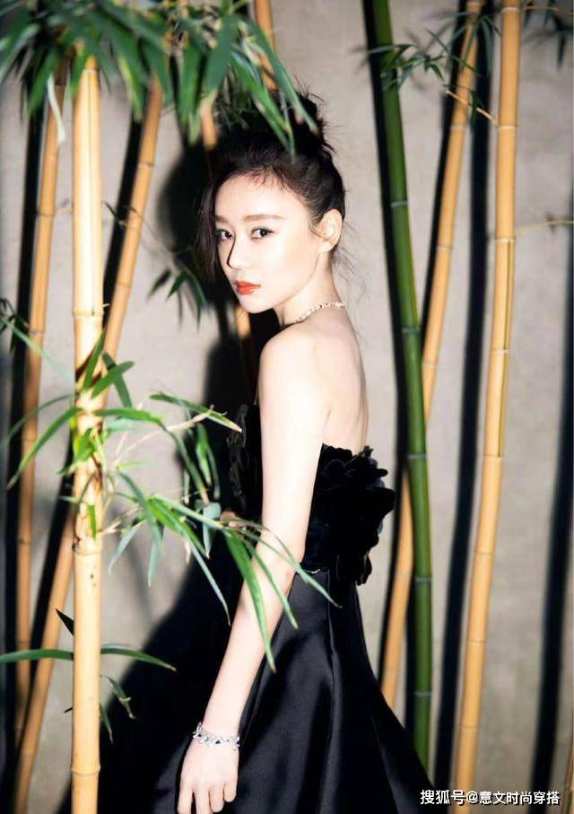 设计 袁姗姗会打扮！藏蓝色长西装搭高筒靴，时尚休闲，腿好长