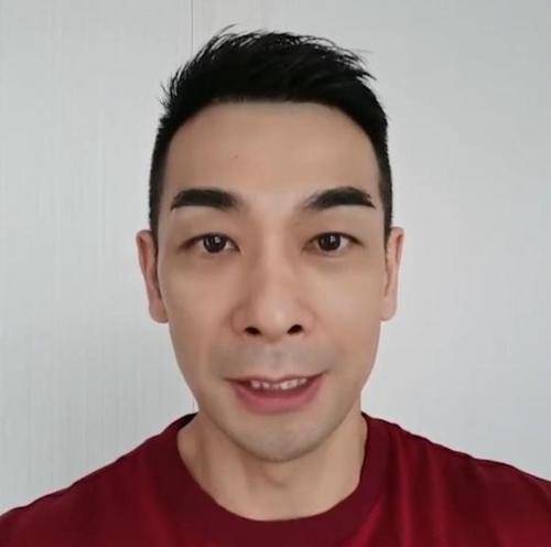 显得 赵文卓不愧是“最帅法海”,穿红T恤配黑中裤,尽显成熟硬汉身材