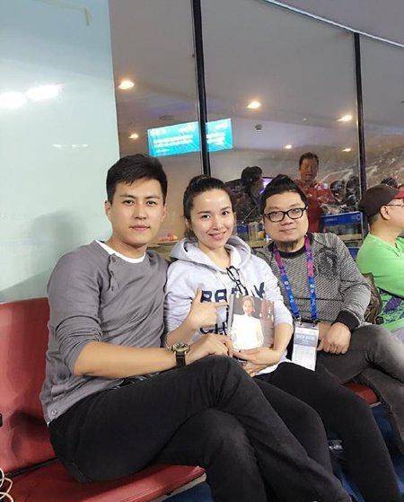 感觉靳东老婆有白发也不染，天生丽质的人不怕暴露，超真实一点不装！