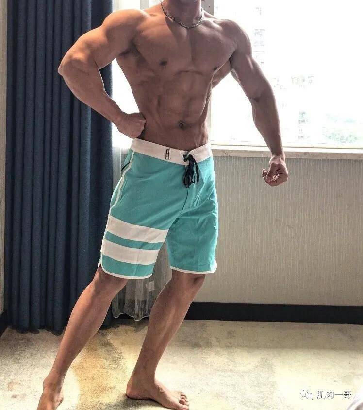 肉体|四川筋肉教练浴室自拍照疯传，这肉体太可了