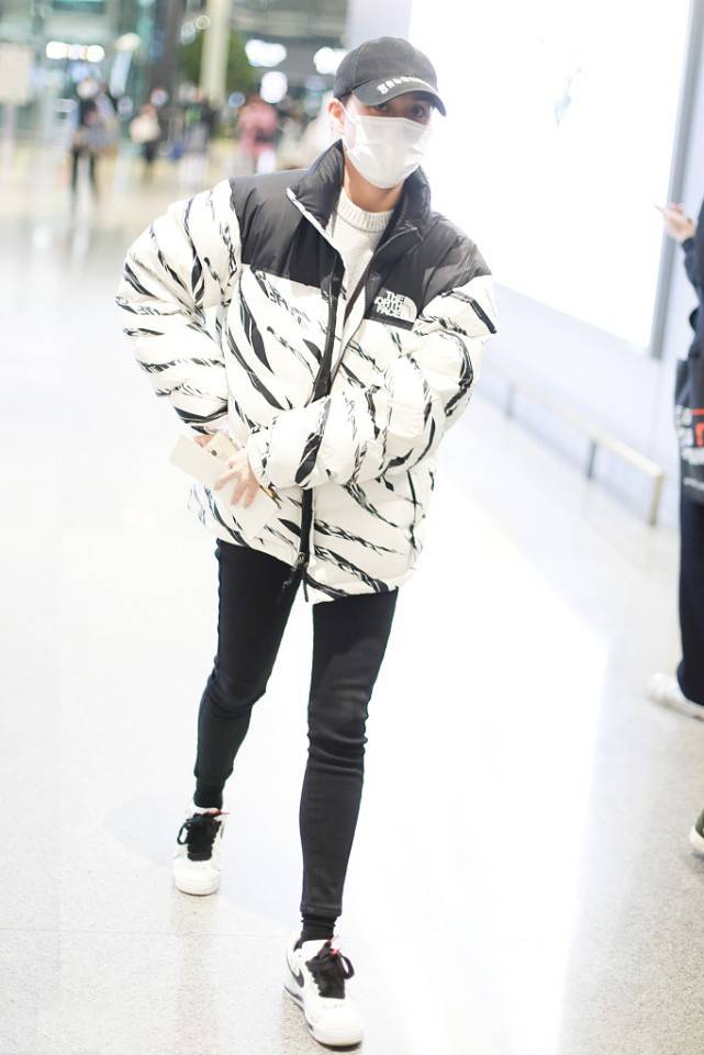 真名 何超莲才是真名媛，紧身上衣+阔腿裤好精致，秀出了身材还显高级