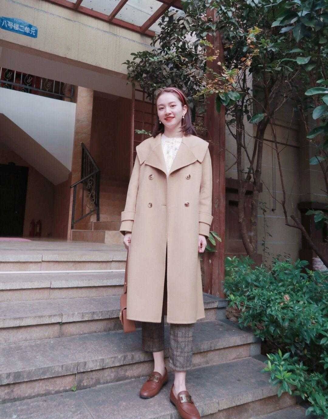 感觉 小姐姐穿出小家碧玉的感觉？只用一件大衣配上九分裤，时尚又洋气