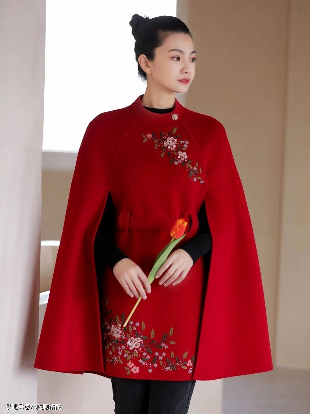 刺绣 50+女人穿大衣想显气质,试试这件“刺绣”大衣,优雅女性都在穿