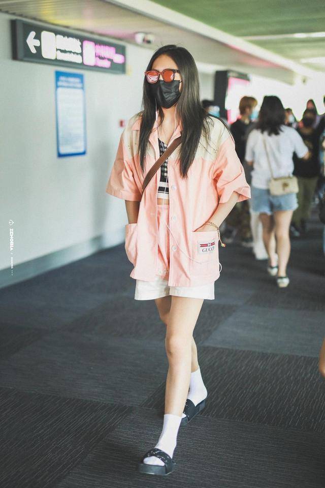 设计 谢可寅又不好好穿衣，穿露腰装秀身材，背带裤只扣半边好个性