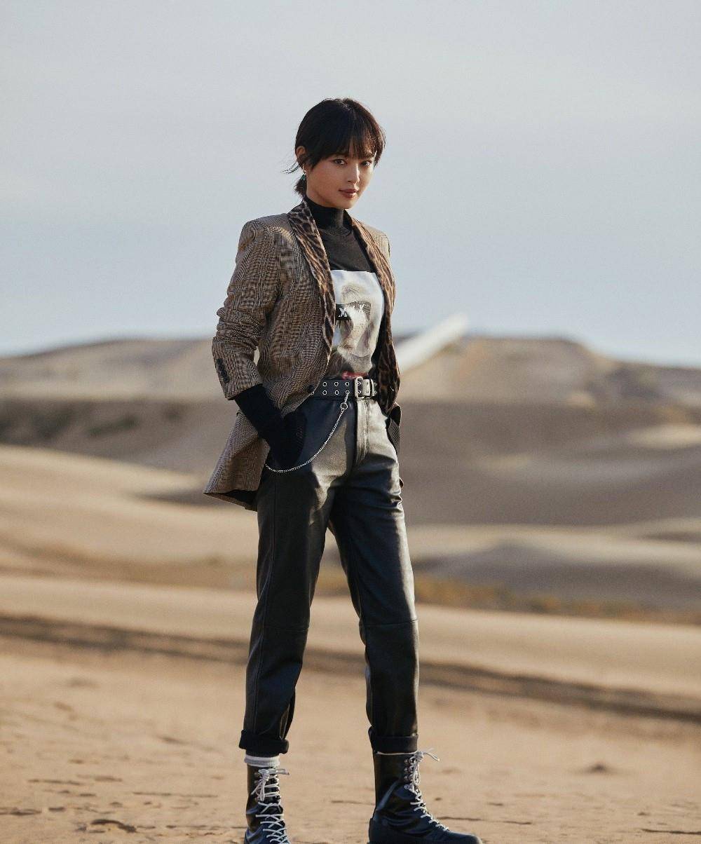 开衩 辛芷蕾厉害，4万4的皮裤开衩到大腿，配蝴蝶结内搭霸气不失甜美