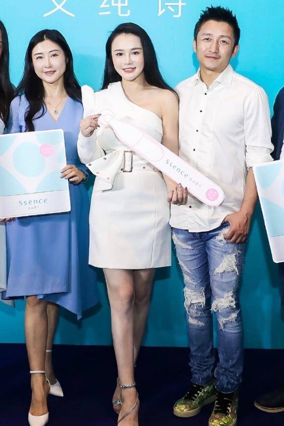 高跟鞋 冉莹颖“S”型身材太惊艳！穿白色斜肩连衣裙优雅大气，性感精致