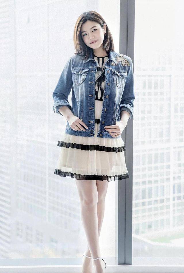 身材 陈妍希才是夏季穿搭模板，一袭蓝色印花吊带裙简约随性，美成初恋