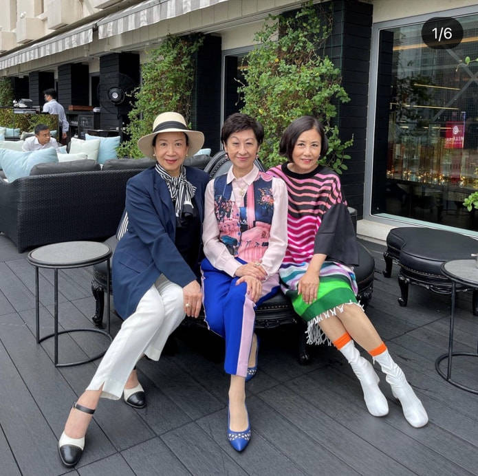 紫色汪明荃跟粉丝合影，脸色枯黄难掩老态，但原生态的74岁还很漂亮！