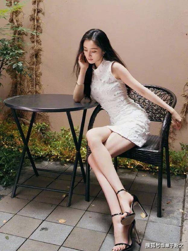 黑色 杨幂穿紧身裙秀身材,腿是真的长,但未修图狠狠打脸!