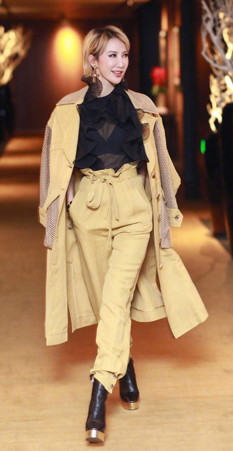 黑色 真是年纪越大越敢穿，奔五的李玟搭配一袭黑色蕾丝长裙，真是开放