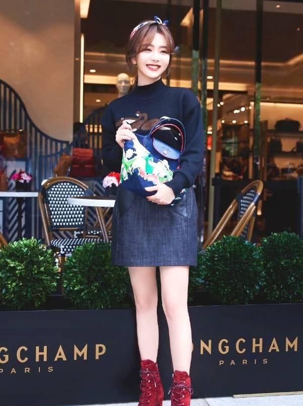 显得 谭松韵的初恋脸太有感了,解锁轻熟少女风,笑起来太迷人了!