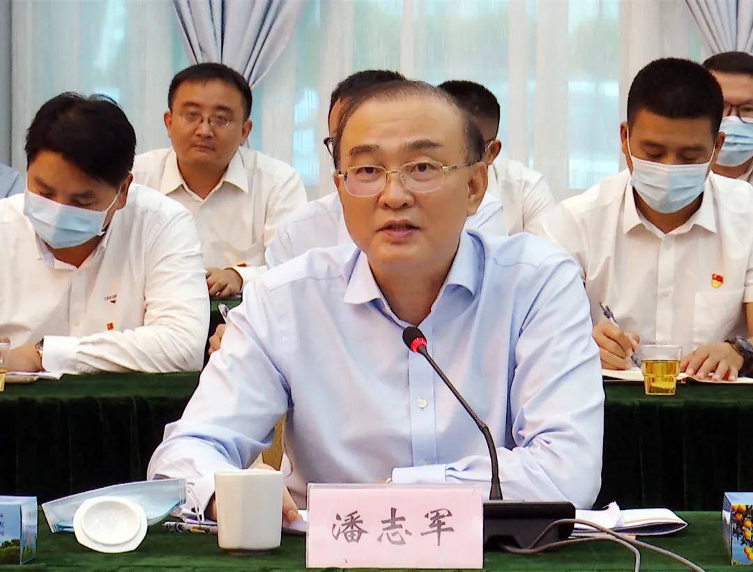 下午,廉江市委书记陈恩才与广州市白云区调研组一行进行了座谈.