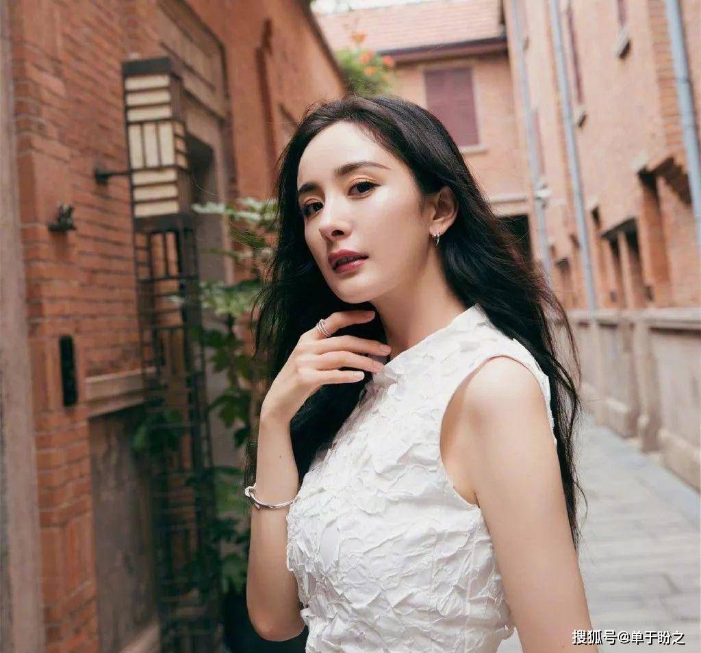 黑色 杨幂穿紧身裙秀身材,腿是真的长,但未修图狠狠打脸!