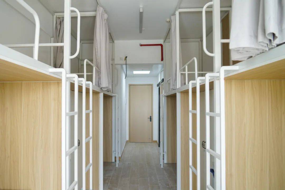 布置还配置了超大的"魔镜"广东第二师范学院(花都校区)今年启用新宿舍