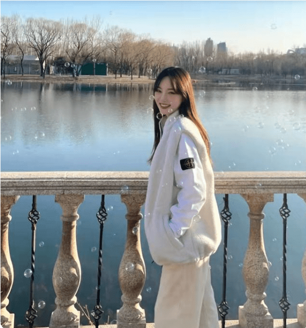 卫衣 李小璐真会穿,羽绒服搭配牛仔短裤,时尚感满满