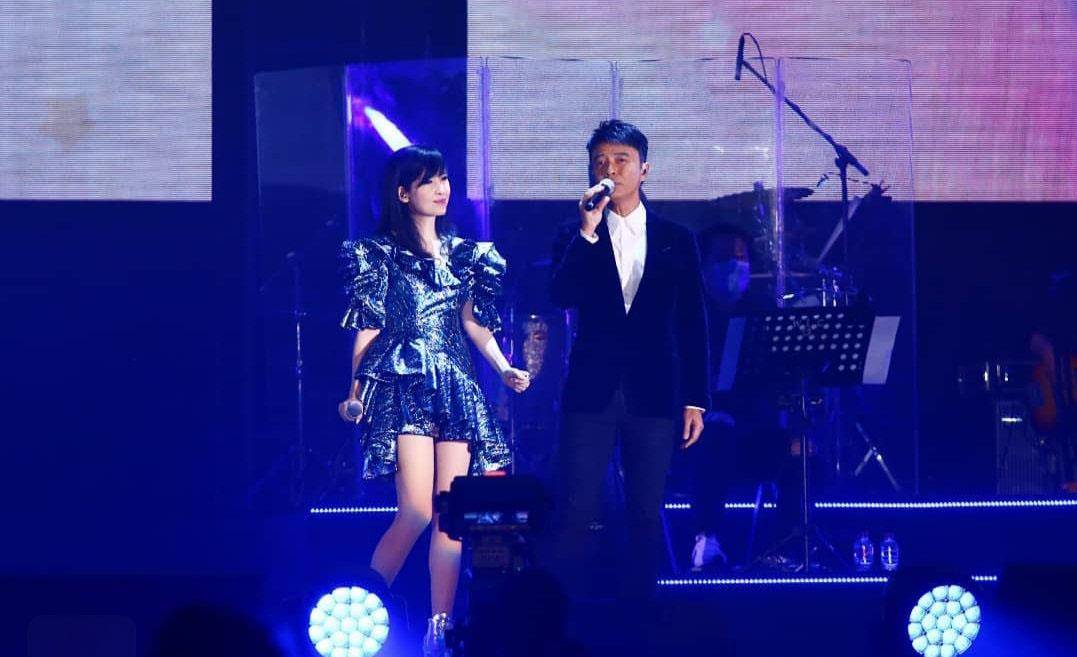 元素 周慧敏久违登台表演，穿荷叶裙体态似爱豆，四托一举头顶抢尽风头