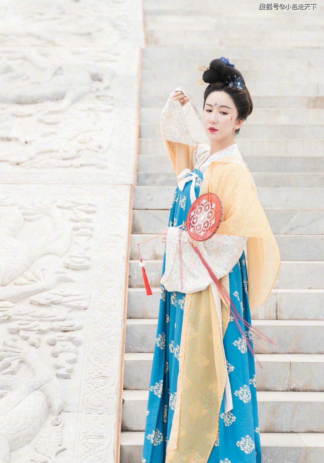 娄艺潇汉服仙气写真