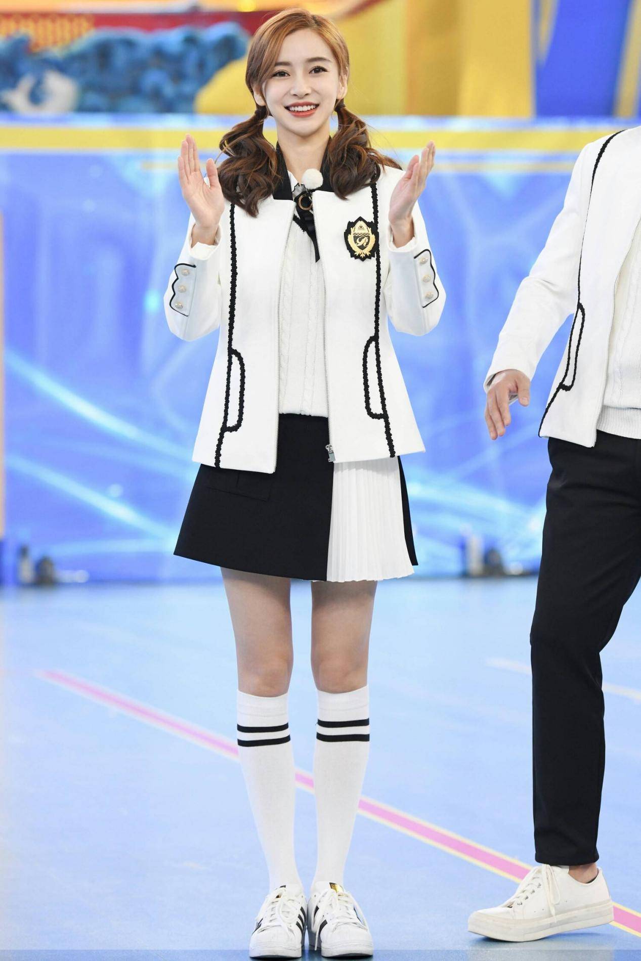 原创杨颖穿黑色quot捆绑装quot亮相活动配短裙美腿细腰抢镜