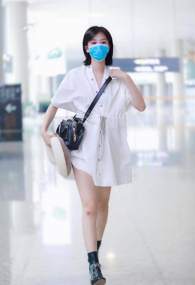 身材 乔欣终于秀身材!身穿白色V领连衣裙清新优雅,大长腿实力抢镜