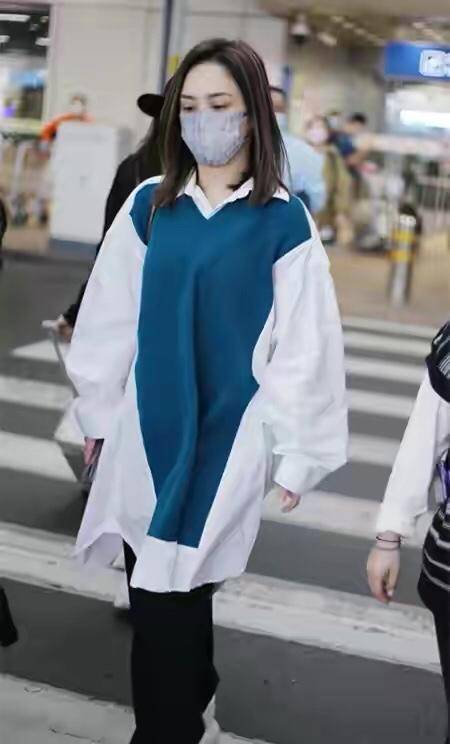 整体 阿娇穿搭都是用颜值撑起来的，一身无腰线搭配，一般人真驾驭不来