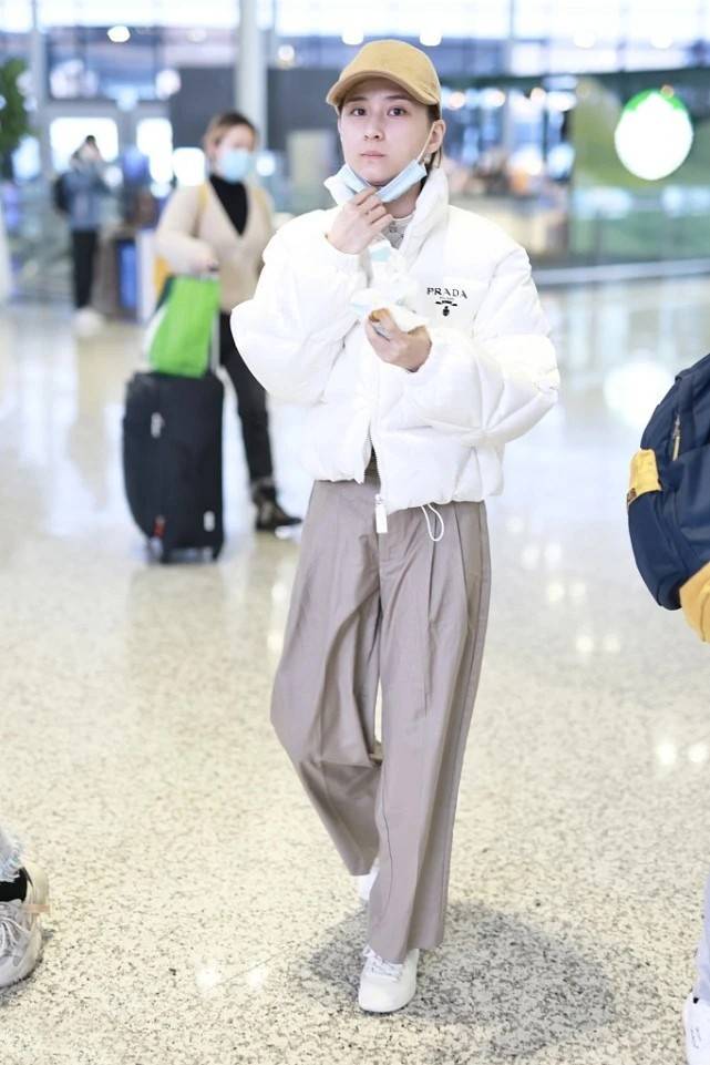 真名 何超莲才是真名媛，紧身上衣+阔腿裤好精致，秀出了身材还显高级