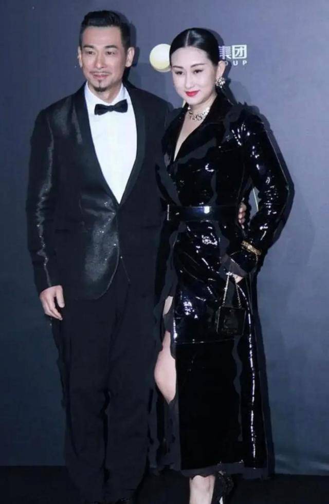 黑色 张丹露实在太飒了，穿皮大衣配金项链，不愧是赵文卓大哥的女人