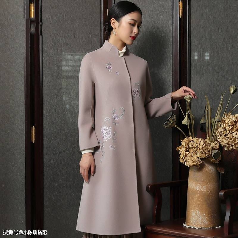 刺绣 50+女人穿大衣想显气质，试试这件“刺绣”大衣，优雅女性都在穿