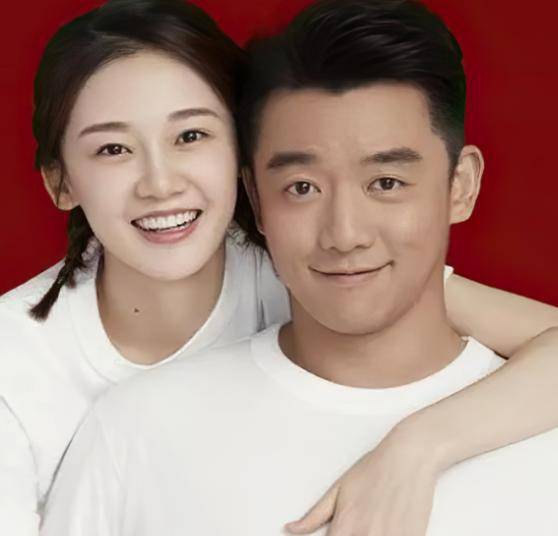 苗苗 郑恺夫妻俩过二人世界，苗苗揽老公肩膀逛街，两人身高几乎一样高